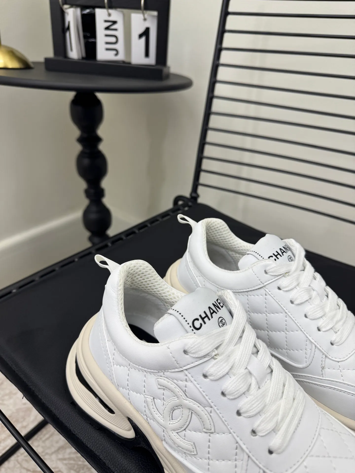 Men's men's shoes P660! Size: 35-41 Chanel 25C new Chanel sports and casual shoes. Versatile white shoes. You can’t go wrong with the styles. The contrasting colors are full of vitality. The logo embossed on the side is very delicate on the feet. The upper is made of original customized materials. The original outsole.